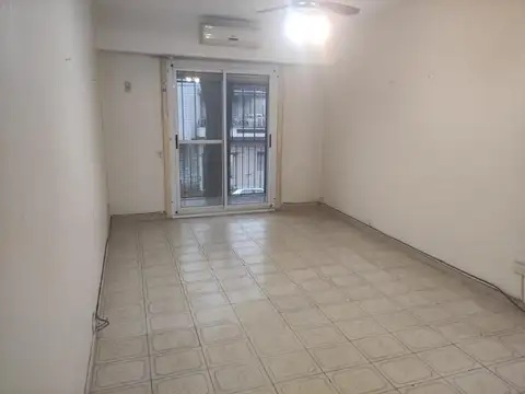 3 ambientes con balcón al frente