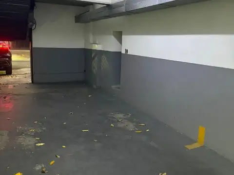 Venta cochera muy bien ubicada en PB Flores