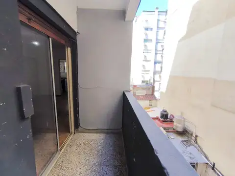 Caballito, Rojas 61, dos ambientes con balcon a reciclar.