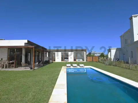 Casa en Venta 5 ambientes en San Sebastian Area 6