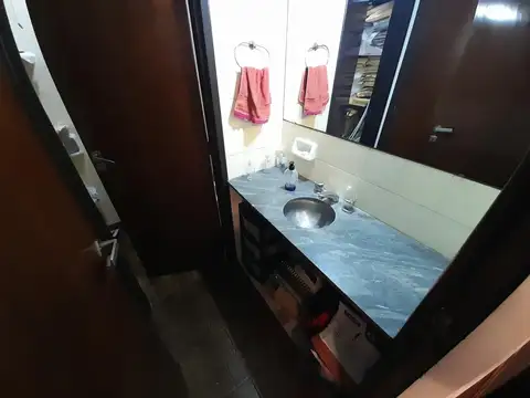 Oficina al contrafrente con cochera - Piso alto