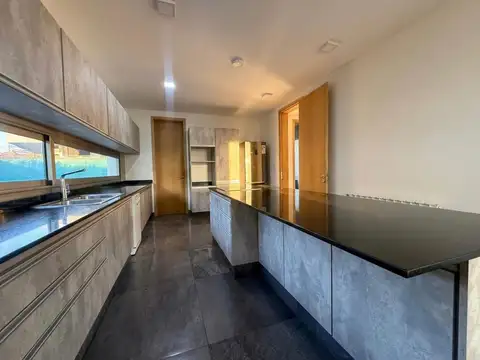 Casa 5 ambientes con 4 baños