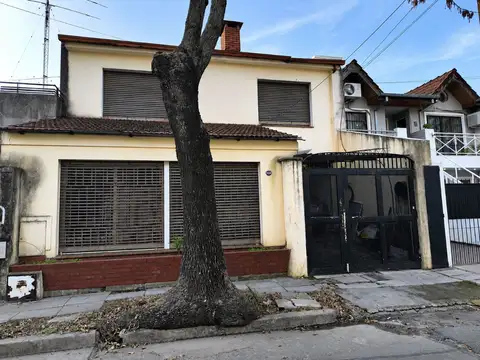 VENTA CASA 4 AMBIENTES COCHERA