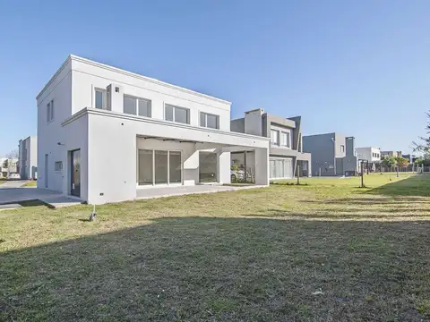 Venta de casa en dos plantas lote interno en LAGOON