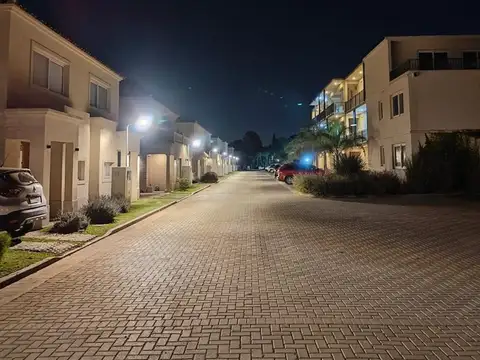 Casa Triplex  en Venta en Saravi Village, Pilar, G.B.A. Zona Norte