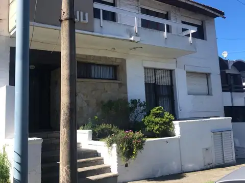 VENTA HERMOSO DEPARTAMENTO CON BALCON CORRIDO Y COCHERA