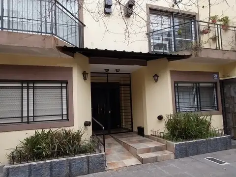 2 y 1/2 Amb en PB al frente con Jardín, Excelente estado