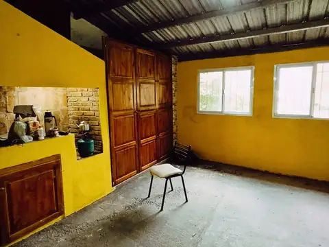 Casa en venta en Colonia Avellaneda 3 dormitorios 2 baños con fondo en esquina