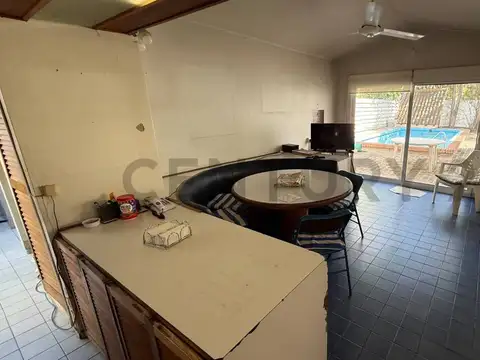Casa 9 ambientes con 2 baños