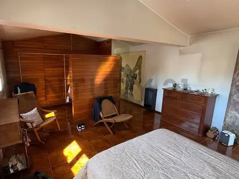 Casa 9 ambientes con 2 baños