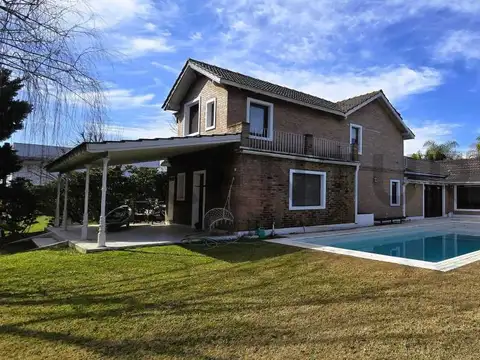 Venta de casa 7 ambientes en Barrio Santa Barbara - Tigre