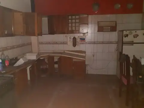 Casa de 4 amb. a reciclar con 2 baños garage y terraza. Lote de 8 x 17,73 mts. Posibilidad de seguir construyendo pisos!