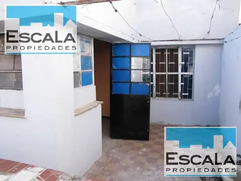 CASA DE DOS DORMITORIOS CON PATIO EN VENTA PERMUTA POR DEPARTAMENTO