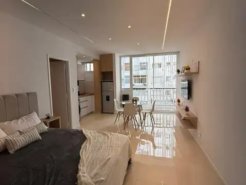 1 ambiente al lateral con balcón saliente