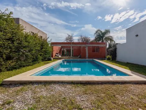VENTA CASA CON QUINCHO Y PILETA