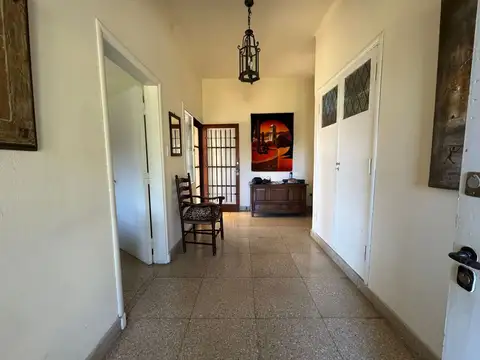 Casa 10 ambientes con 4 baños