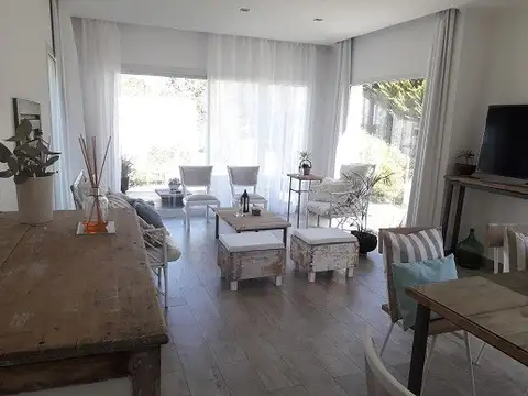 Excelete casa en barrio Las Lomas, tres dormitorios, uno en suite, dos baños. 4 Spilts, 2 tv smart