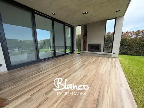 Casa 9 ambientes con 7 baños