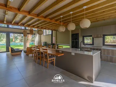 Casa 4 ambientes con 2 baños