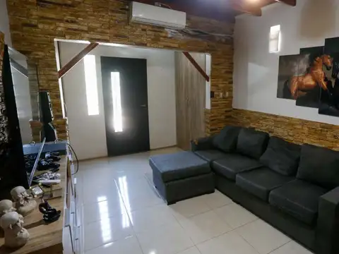CASA EN VENTA DE 4 AMBIENTES EN LONGCHAMPS