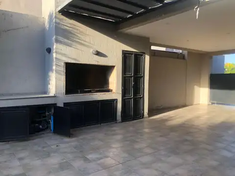 Casa en Alquiler con 2 cocheras