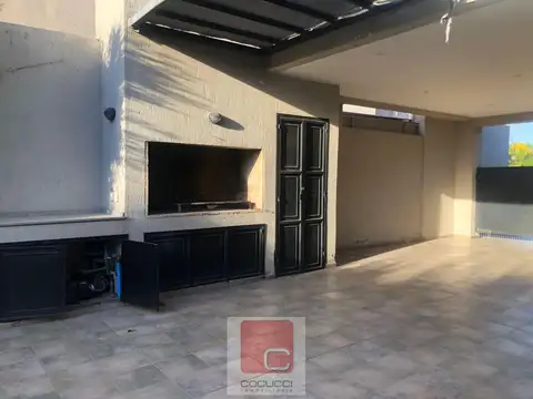 Casa en Alquiler con 2 cocheras