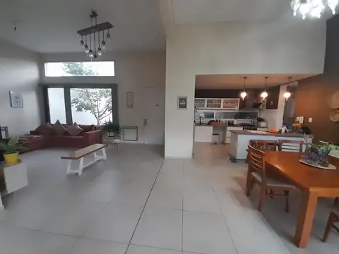 Casa en Venta con 3 cocheras