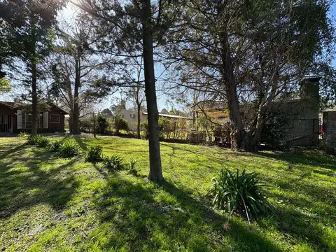 Casa en Los Pioneros de dos lotes con quincho