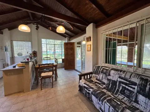 Casa en Los Pioneros de dos lotes con quincho