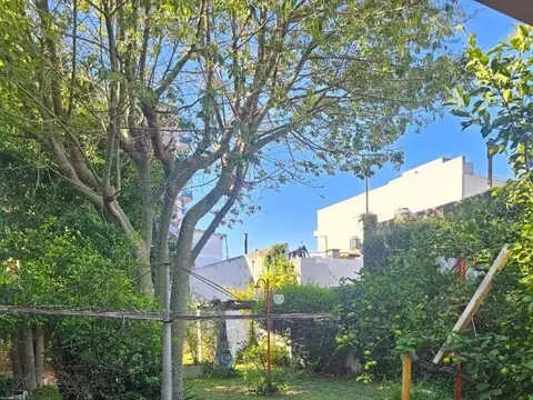 Casa en Alquiler con 4 cocheras