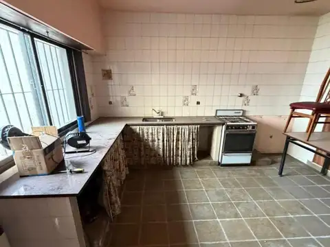 Casa Chalet 6 Amb S/ Lote Propio +dto 4 Amb+oficina Con Baño + Cochera Para 12 Autos[ Todo Rubro. Ap