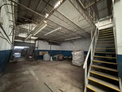 GALPON ALQUILER 550 MTS OFICINA MONTACARGAS VESTUARIO