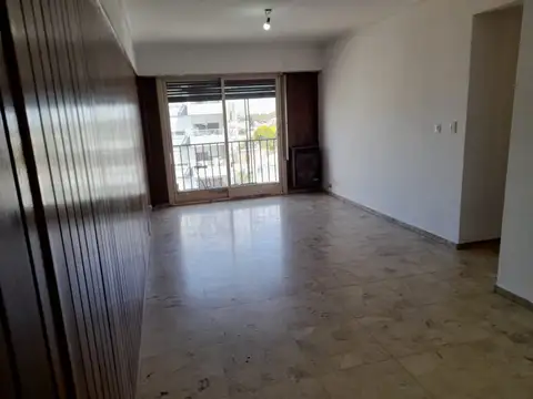 Excelente 4 ambientes al frente con balcón muy luminoso 