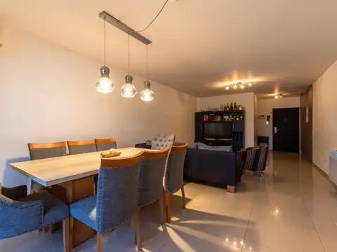 VENTA DEPARTAMENTO 3 DORMITORIOS CON BALCON Y COCHERA. ZONA CENTRO