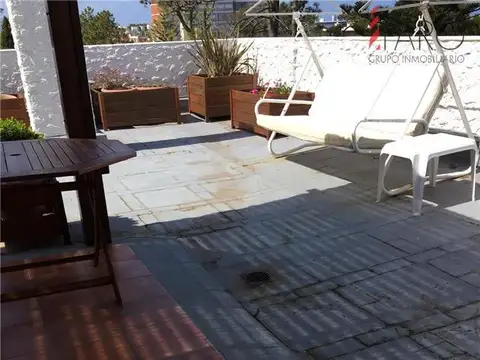Apartamento en Mansa 4 dormitorios con terraza, parrillero y cochera