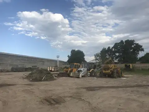 Gran fraccion en zona industrial frente al canal San Fernando, apta diversos usos, venta