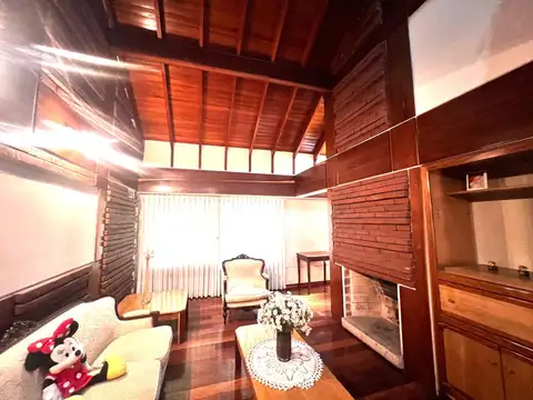 Casa en Alquiler con 3 cocheras