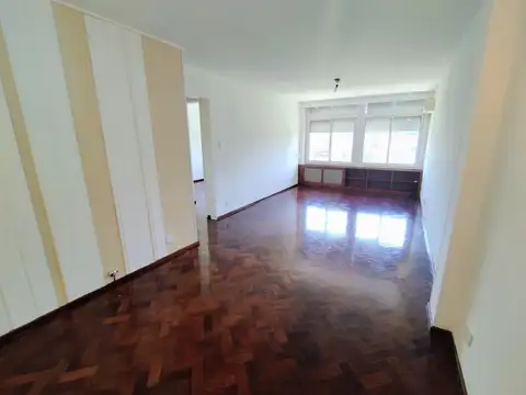 Departamento un dormitorio + comodín, con vista a la plaza - Entre Rios 1100