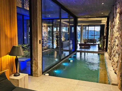 Casa en Alquiler con 2 cocheras