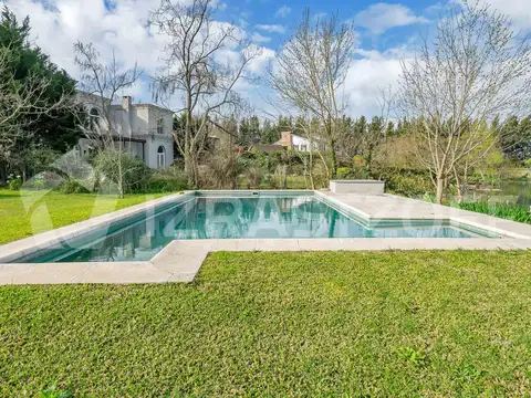 Casa en venta y alquiler anual en Santa Bárbara, 4 dormitorios, a la laguna sobre terreno de 1250 m2