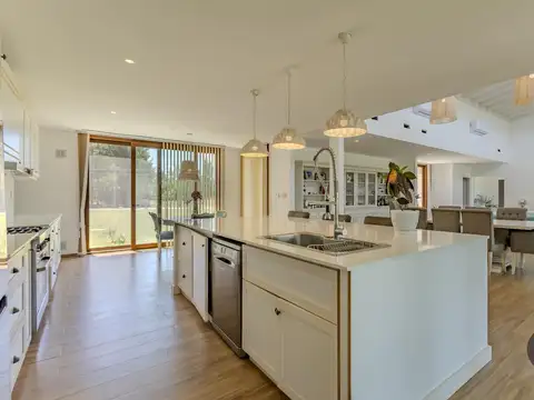 Casa en Venta con 4 cocheras