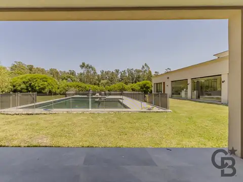 Casa en Venta en Campos de Roca 1 con 5 dormitorios, 550 m2 cub. y 5.500 de lote