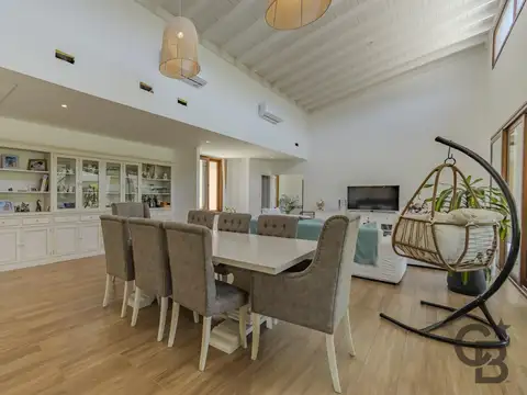 Casa 9 ambientes con 2 baños
