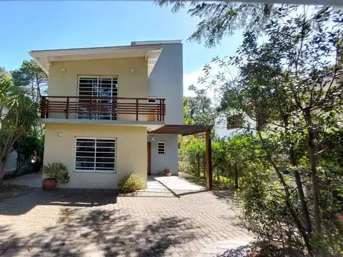 Casa con 2 Dptos - Venta - Villa Gesell - 5 Ambientes - Gas Natural - Pileta.