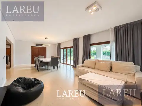 Casa en Venta con 4 cocheras
