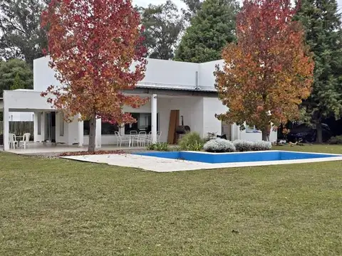 Exc Casa 3 dorm vta pileta/gal/jardin/suite B° Los Olmos