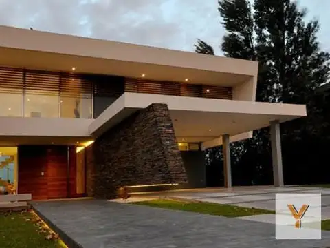 Casa en Venta - 3 Dormitorios 2 Baños - 600mts - Mar Del Plata