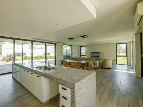 Casa 4 ambientes con 3 baños