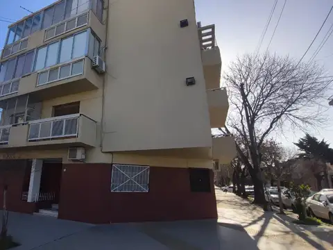 EXCELENTE DEPTO DE 1 AMB. CON BALCON, COCINA SEPARADA Y LAVADERO SEPARADO