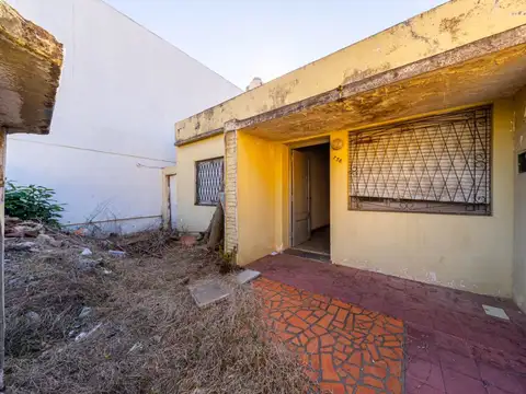 CASA DE PASILLO EN VENTA 2 DORMITORIOS A RECICLAR
